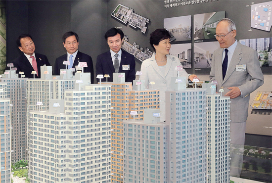 ▲ 박근혜 대통령이 17일 오전 인천 남구 도화도시개발사업지구 첫 기업형 임대주택(뉴스테이) ''e편한세상 도화'' 착공식에 참석한 뒤 이준용 대림산업 명예회장의 안내를 받으며 견본주택 내 단지모형을 살펴보고 있다. 왼쪽부터 유일호 국토교통부 장관, 유정복 인천시장, 김한기 대림산업 사장, 박 대통령, 이준용 대림산업 명예회장. 연합뉴스