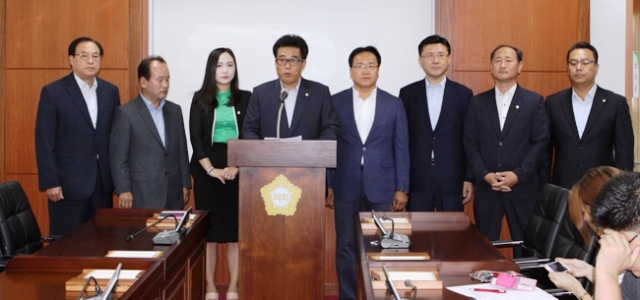 ▲ 새누리당 오산시의원과 당원들이 안민석 국회의원에 대한 철저한 수사를 촉구하는 기자회견을 하고 있다.