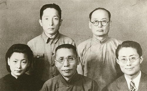 ▲ 김구, 왕백수 부부(앞줄 가운데)와 함께 선 박찬익(뒷줄 오른쪽?개인소장)