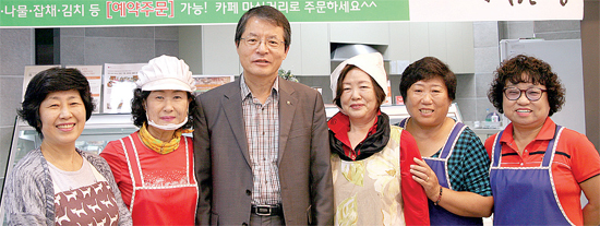 ▲ 김진의 조합장(왼쪽 세번째)과 김미녀이매순이정이장동숙홍성희씨 등이 행복찬방 오픈을 축하하며 포즈를 취하고 있다.