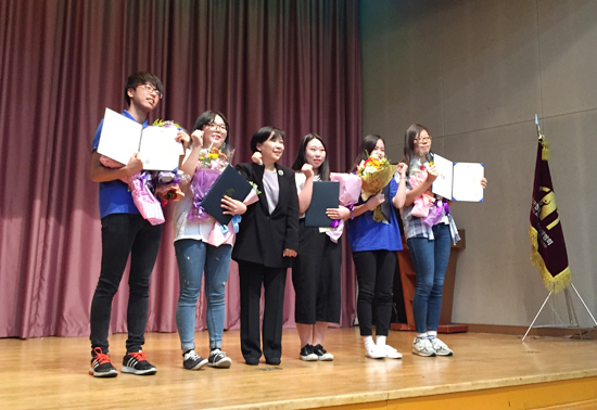▲ 전국 청소년운영위원회 평가에서 최우수상의 영예를 안은 가온누리 수상자들이 포즈를 취하고 있다. 구리시 제공
