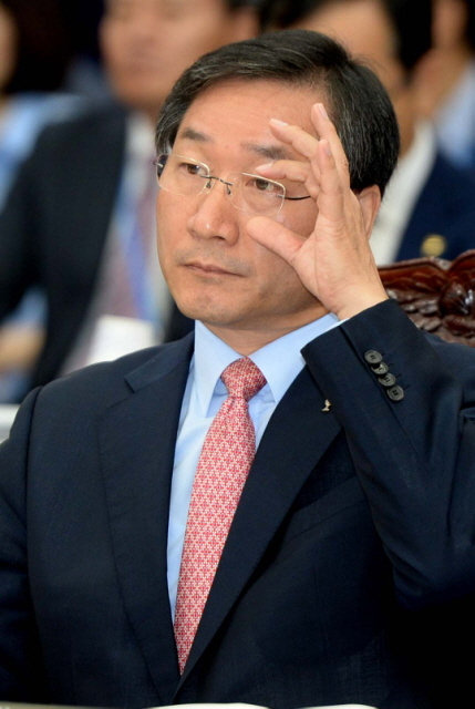 21일 오전 인천시 남동구 인천시청 대회의실에서 열린 국회 안전행정위원회 인천시에 대한 국정감사에서 유정복 인천시장이 의원들의 거듭된 질의에 안경을 고쳐 쓰고 있다. 장용준기자