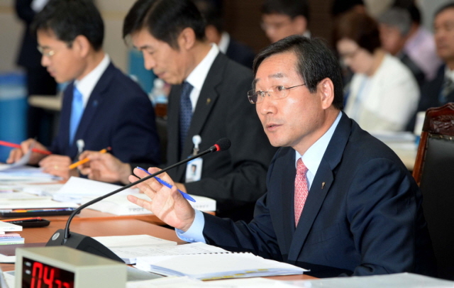 21일 오전 인천시 남동구 인천시청 대회의실에서 열린 국회 안전행정위원회 인천시에 대한 국정감사에서 유정복 인천시장이 의원들의 질의에 답변을 하고 있다. 장용준기자