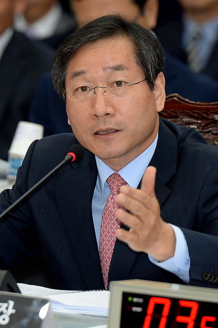 21일 오전 인천시 남동구 인천시청 대회의실에서 열린 국회 안전행정위원회 인천시에 대한 국정감사에서 유정복 인천시장이 의원들의 질의에 답변을 하고 있다. 장용준기자