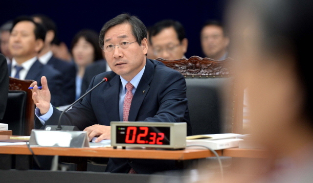 21일 오전 인천시 남동구 인천시청 대회의실에서 열린 국회 안전행정위원회 인천시에 대한 국정감사에서 유정복 인천시장이 의원들의 질의에 답변을 하고 있다. 장용준기자