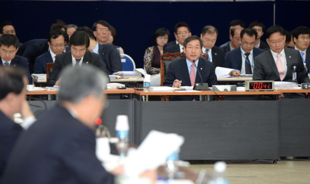 21일 오전 인천시 남동구 인천시청 대회의실에서 열린 국회 안전행정위원회 인천시에 대한 국정감사에서 유정복 인천시장이 의원들의 질의에 답변을 하고 있다. 장용준기자