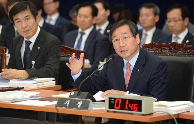 ▲ 21일 오전 인천시 남동구 인천시청 대회의실에서 열린 국회 안전행정위원회 인천시에 대한 국정감사에서 유정복 인천시장이 의원들의 질의에 답변을 하고 있다. 장용준기자