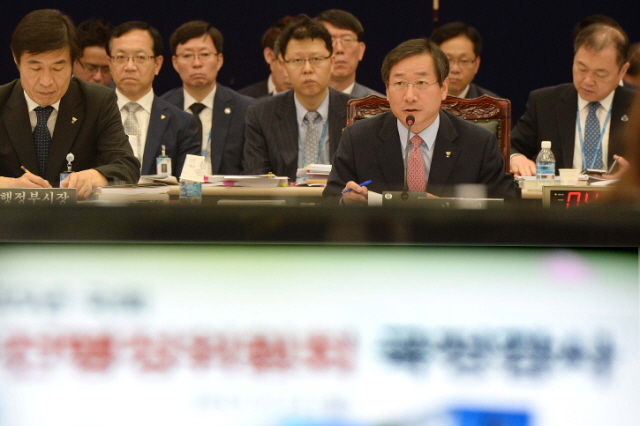 21일 오전 인천시 남동구 인천시청 대회의실에서 열린 국회 안전행정위원회 인천시에 대한 국정감사에서 유정복 인천시장이 의원들의 질의에 답변을 하고 있다. 장용준기자