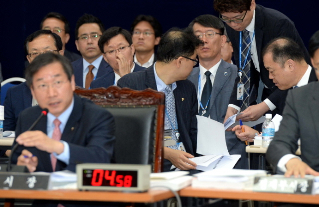 21일 오전 인천시 남동구 인천시청 대회의실에서 열린 국회 안전행정위원회 인천시에 대한 국정감사에서 시청 간부들이 인천아시안게임 주경기장 활용방안에 대한 의원 질의에 분주히 답변준비를 하고 있다. 장용준기자