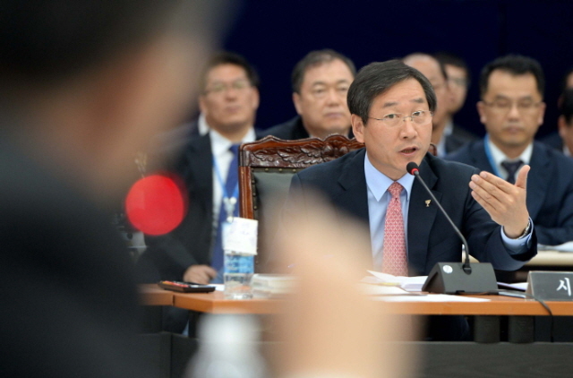 21일 오전 인천시 남동구 인천시청 대회의실에서 열린 국회 안전행정위원회 인천시에 대한 국정감사에서 유정복 인천시장이 새정치민주연합 인천 남동 갑 박남춘의원과 시재정 악화에 대한 날선 공방을 주고 받고 있다. 장용준기자