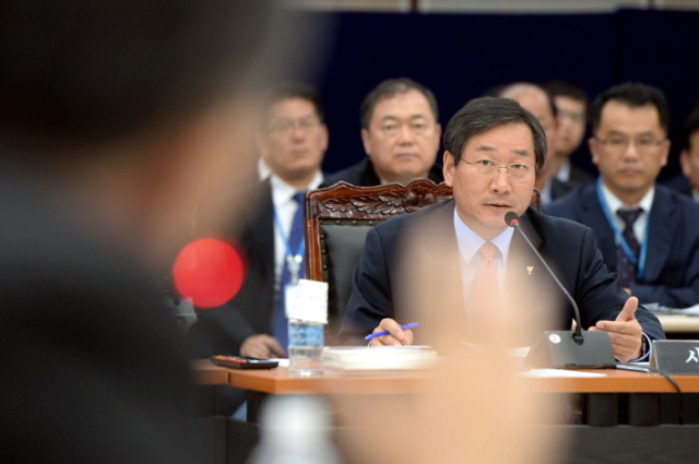 21일 오전 인천시 남동구 인천시청 대회의실에서 열린 국회 안전행정위원회 인천시에 대한 국정감사에서 유정복 인천시장이 새정치민주연합 인천 남동 갑 박남춘의원과 시재정 악화에 대한 날선 공방을 주고 받고 있다. 장용준기자