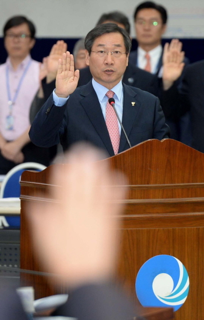 21일 오전 인천시 남동구 인천시청 대회의실에서 열린 국회 안전행정위원회 인천시에 대한 국정감사에서 유정복 인천시장이 증인선서를 하고 있다. 장용준기자