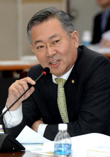 21일 오전 인천시 남동구 인천시청 대회의실에서 열린 국회 안전행정위원회 인천시에 대한 국정감사에서 새정치민주연합 인천 남동 갑 박남춘 의원이 질의를 하고 있다. 장용준기자