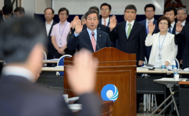 21일 오전 인천시 남동구 인천시청 대회의실에서 열린 국회 안전행정위원회 인천시에 대한 국정감사에서 유정복 인천시장을 비롯한 시청 간부들이 증인선서를 하고 있다. 장용준기자