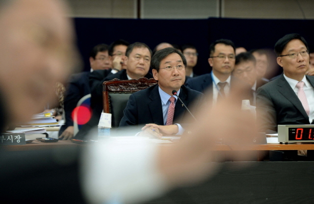 21일 오전 인천시 남동구 인천시청 대회의실에서 열린 국회 안전행정위원회 인천시에 대한 국정감사에서 유정복 인천시장이 새정치민주연합 인천 남동 갑 박남춘 의원의 질의자료를 바라보고 있다. 장용준기자