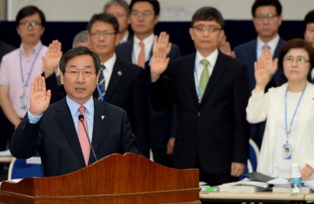 21일 오전 인천시 남동구 인천시청 대회의실에서 열린 국회 안전행정위원회 인천시에 대한 국정감사에서 유정복 인천시장을 비롯한 시청 간부들이 증인선서를 하고 있다. 장용준기자