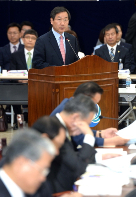 21일 오전 인천시 남동구 인천시청 대회의실에서 열린 국회 안전행정위원회 인천시에 대한 국정감사에서 유정복 인천시장이 업무보고를 하고 있다. 장용준기자