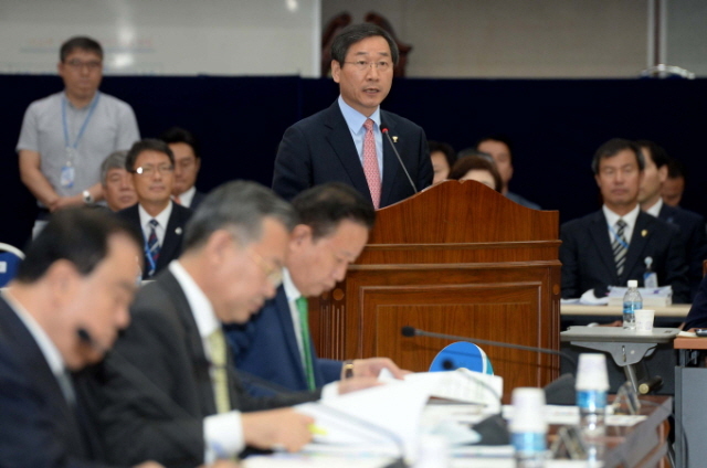 21일 오전 인천시 남동구 인천시청 대회의실에서 열린 국회 안전행정위원회 인천시에 대한 국정감사에서 유정복 인천시장이 업무보고를 하고 있다. 장용준기자