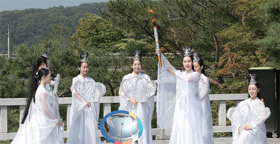 ▲ 21일 파주시 임진각 망배단에서 열린 문경 세계군인체육대회 성화 채화식에서 7선녀들이 채화하고 있다