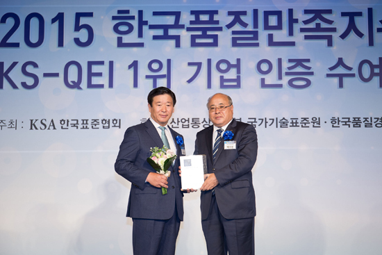 ▲ 에몬스가구 김경수 회장(왼쪽)이 백수현 표준협회 회장으로부터 인증패를 받고 있다. 에몬스가구 제공