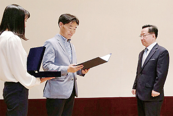 ▲ 일산복음병원 최정환 행정원장(오른쪽)이 김안현 일산동구보건소장으로부터 감사패를 받고 있다.