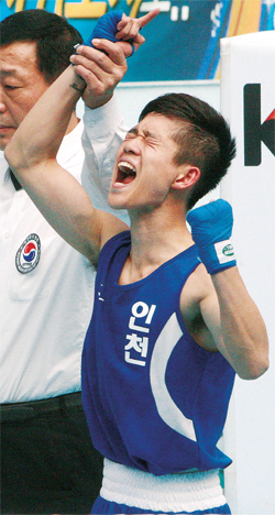 ▲ 22일 강원도 원주시 상지대체육관에서 열린 제96회 전국체육대회 복싱 남자 일반부 라이트 플라이트급 결승에서 신종훈(인천시청)이 승리 판정을 받고 기뻐하고 있다.  연합뉴스