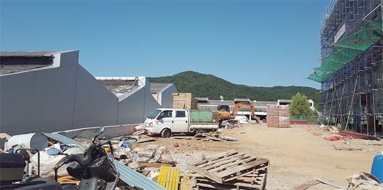 ▲ 내년 3월 개교하는 용인 고림고등학교 바로 옆에 석면 슬레이트의 대규모 폐공장이 자리잡고 있어 대책 마련이 시급하다는 지적이다.