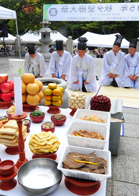 추석을 나흘 앞둔 23일 오전 인천시 남구 수봉공원 망배단에서 인천지구 이북5도민회 회원들이 추석 망향대제를 지내고 있다.장용준기자