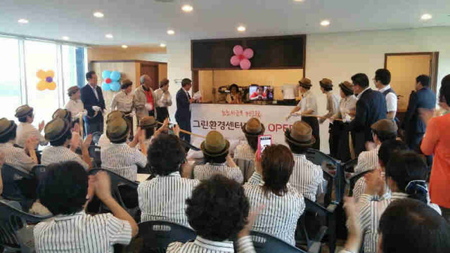 ▲ 23일 화성시 그린환경센터에서 열린 화성시 노인일자리 사업 노노(老NO)카페 23호점 개소식에서 채인석 화성시장, 박종선 화성시의회 의장, 실버바리스타 등 참석자들이 노노카페의 성공을 기원하고 있다.  화성시 제공