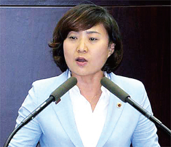 ▲ 제302회 임시회 제4차 본회의가 열린 23일 도의회 본회의장에서 안혜영 의원이 5분 자유발언을 하고 있다.  전형민기자