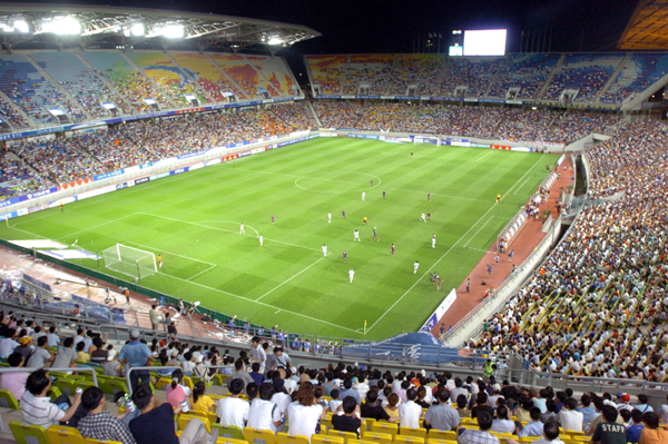 ▲ 22일 오는 2017년 국제축구연맹(FIFA) U-20 월드컵 개최도시로 수원시가 선정됨에 따라 수원월드컵경기장은 FIFA 주최의 남자축구 4대 메이저 대회를 모두 치뤄내는 대한민국의 유일한 경기장으로 남게 됐다.경기일보 DB