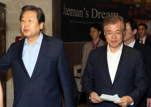 ▲ 새누리당 김무성 대표와 새정치민주연합 문재인 대표가 28일 낮 부산 롯데호텔에서 회동을 하고 정치관계법 개정에 관한 논의를 했다. 추석을 맞아 부산을 찾은 두 대표가 오찬을 마치고 나오고 있다. 연합뉴스
