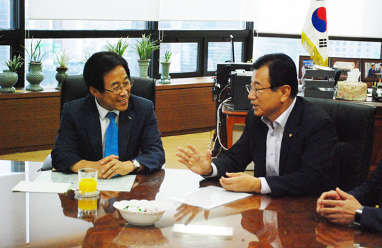 ▲ 이창섭 국민체육진흥공단 이사장(왼쪽)과 면담을 하는 이현재 의원(오른쪽)