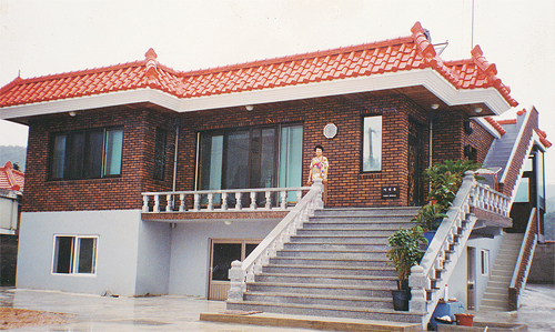 ▲ 삼 대째 농부로 살고 있는 김정식, 서금례 부부의 1996년 집 사진.