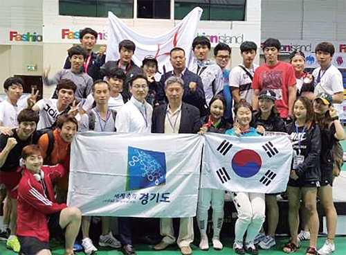 ▲ 2015 태국오픈 국제펜싱대회서 나란히 금메달 4개씩을 획득하는 최고의 성적을 거둔 화성시청 남자팀과 안산시청 여자팀. 경기도펜싱협회 제공