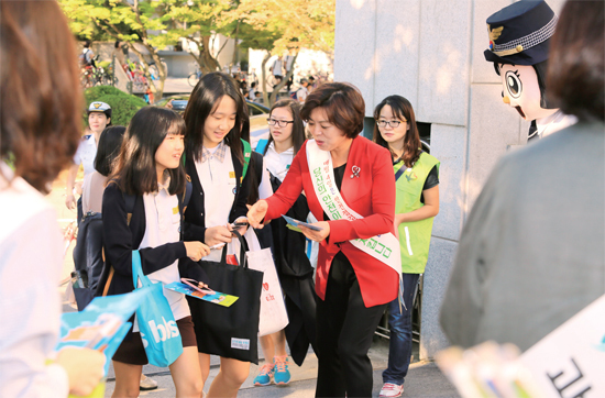 ▲ 신계용 과천시장이 9월 9일 문원중학교 정문에서 어머니 폴리스 대원, 경찰 관계자 등과 학교주변 위해요인 합동 안전점검 및 캠페인을 하고 있다