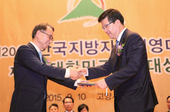 ▲ 9월 10일 평택시는 고양시 킨텍스에서 개최된 ‘제20회 한국지방자치경영대상’ 시상식에서 지역경제 활성화에도 크게 기여한 공로로 산업경제(도시)부문 대상을 수상했다