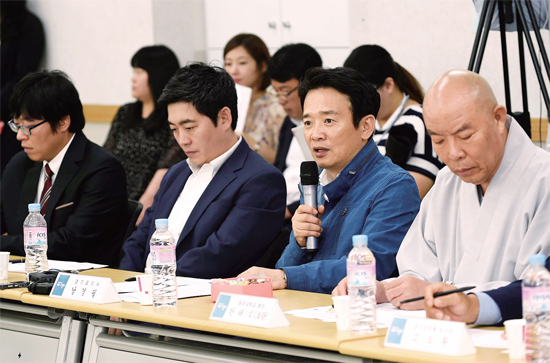 ▲ 9월 10일 남경필 경기도지사는 고양시 소재 동국대 창업보육센터를 방문, 창업 기업인과의 간담회를 진행했다
