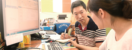 ▲ 본격적인 방문간호사 체험에 앞서 남양주시보건소 권은미 선임 간호사로 부터 할일과 주의사항을 전달받고 있다