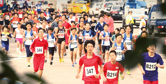 ▲ 9월 12일 오전 제65주년 9.15 인천상륙작전 전승기념 마라톤대회가 열린 인천시 중구 월미도 순회도로에서 학생부 선수들이 힘차게 달리고 있다