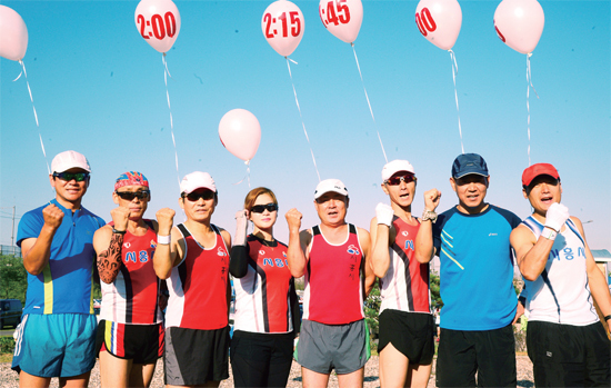 ▲ 시흥시와 경기일보 주최로 9월 13일시흥 갯골생태공원에서 열린 ‘제1회시흥 갯골 전국하프마라톤대회’에서각 코스별 참가자들을 안내한 페이스메이커들