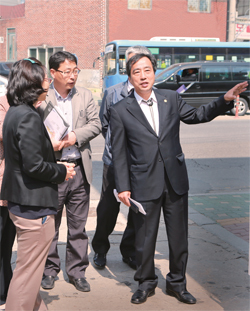 ▲ 인천 남구 숭의동 목공예거리를 방문한 박우섭 구청장이 직원들과 현장을 둘러보고 있다