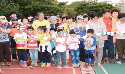 ▲ 인천 남구 승학체육공원에서 개최된 ‘제2회 남구 한마음 걷기 대회’에 참가한 박우섭 구청장이 참가자들과 기념사진을 촬영하고 있다