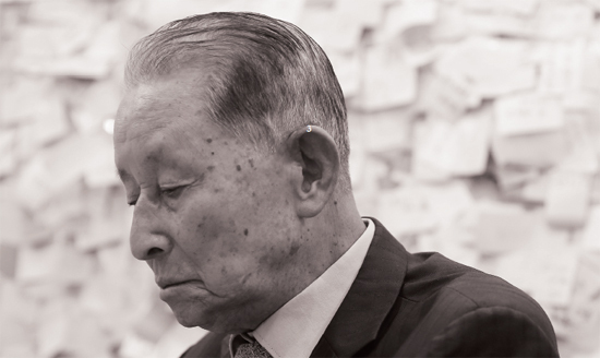 ▲ 9월 8일 오전 서울 중구 대한적십자사 이산가족찾기 신청소를찾은 전주을(85)씨가 고령자 우선 선정을 촉구하는 탄원서를 작성하며 잠시 생각에 잠겨 있다