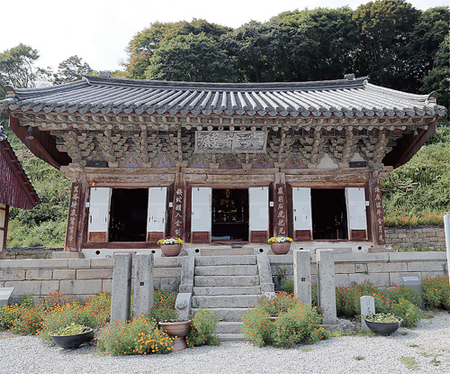 ▲ 가을 관광지로 손꼽히는 칠장사 대웅전