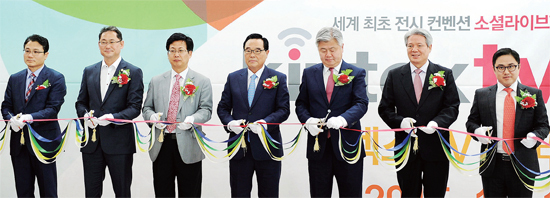 ▲ 1일 열린 킨텍스 TV 개국식에서 임창열 대표를 비롯 최성 고양시장, 도의회 이동화 경제과학기술위원회 위원장, 고양시의회 김완규 환경경제위원회 위원장, 휴로인터랙티브 장원철 대표 등 참석자들이 테이프 커팅을 하고 있다. 킨텍스 제공
