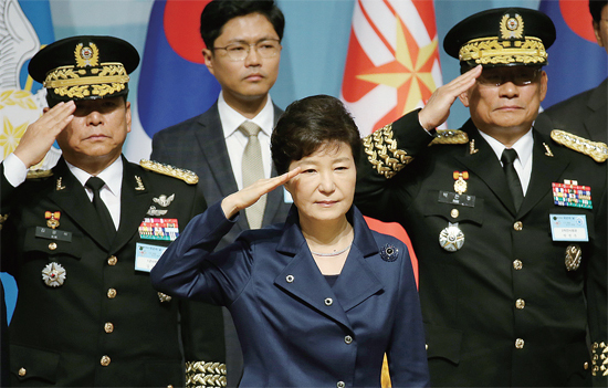 ▲ 박근혜 대통령과 한민구 국방부 장관 등 참석자들이 1일 계룡대 대강당에서 열린 건군 제67주년 기념식에 참석해 국기에 경례하고 있다. 연합뉴스
