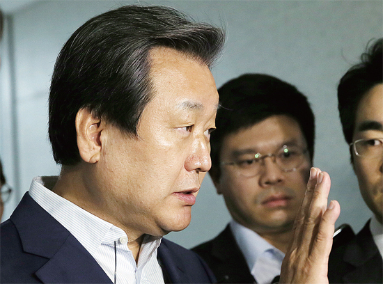 ▲ 최고위원회의에 불참한 새누리당 김무성 대표가 1일 국회 의원회관 방 앞에서 취재진과 인터뷰 중 서청원 최고위원의 발언에 대한 질문에 “서청원 최고위원에 대한 질문은 하지마세요”라고 말하고 있다.  연합뉴스