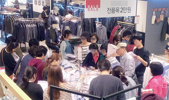 ▲ 한국판 블랙프라이데이 주간이 시작된 1일 수원의 한 백화점 할인코너가 많은 손님들로 북적이고 있다. 오승현기자