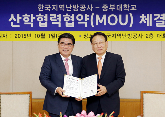 ▲ 좌측 한국지역난방공사 김성회 사장 우측 중부대학 홍승용 총장